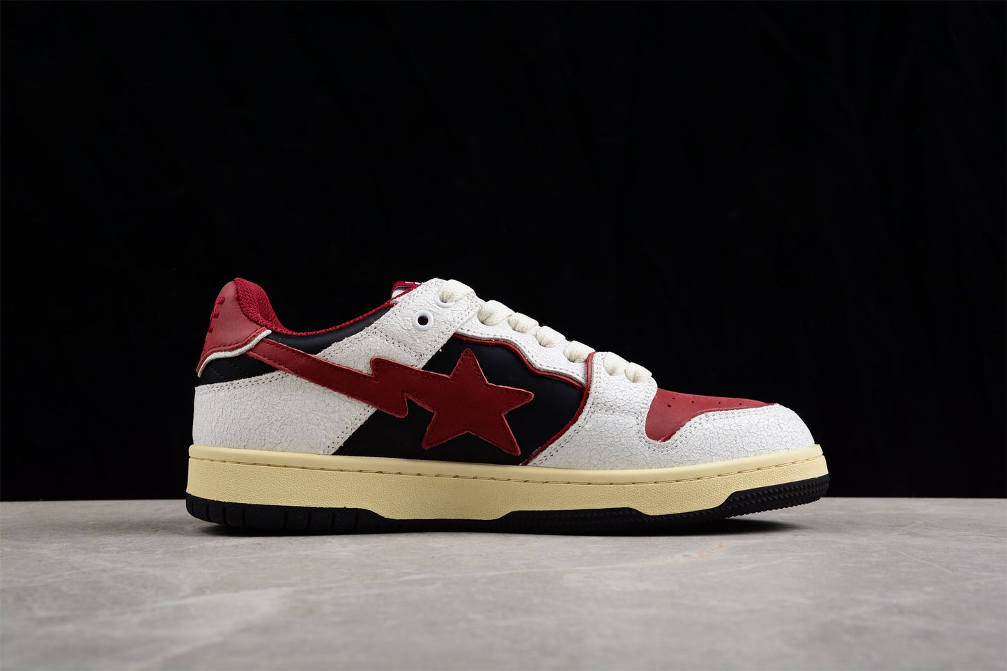 Baskets basses BAPE STA rouges, blanches et noires