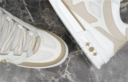 Baskets Louis Vuitton LV Skate beiges et blanches
