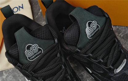 Baskets Louis Vuitton LV Skate noires et blanches