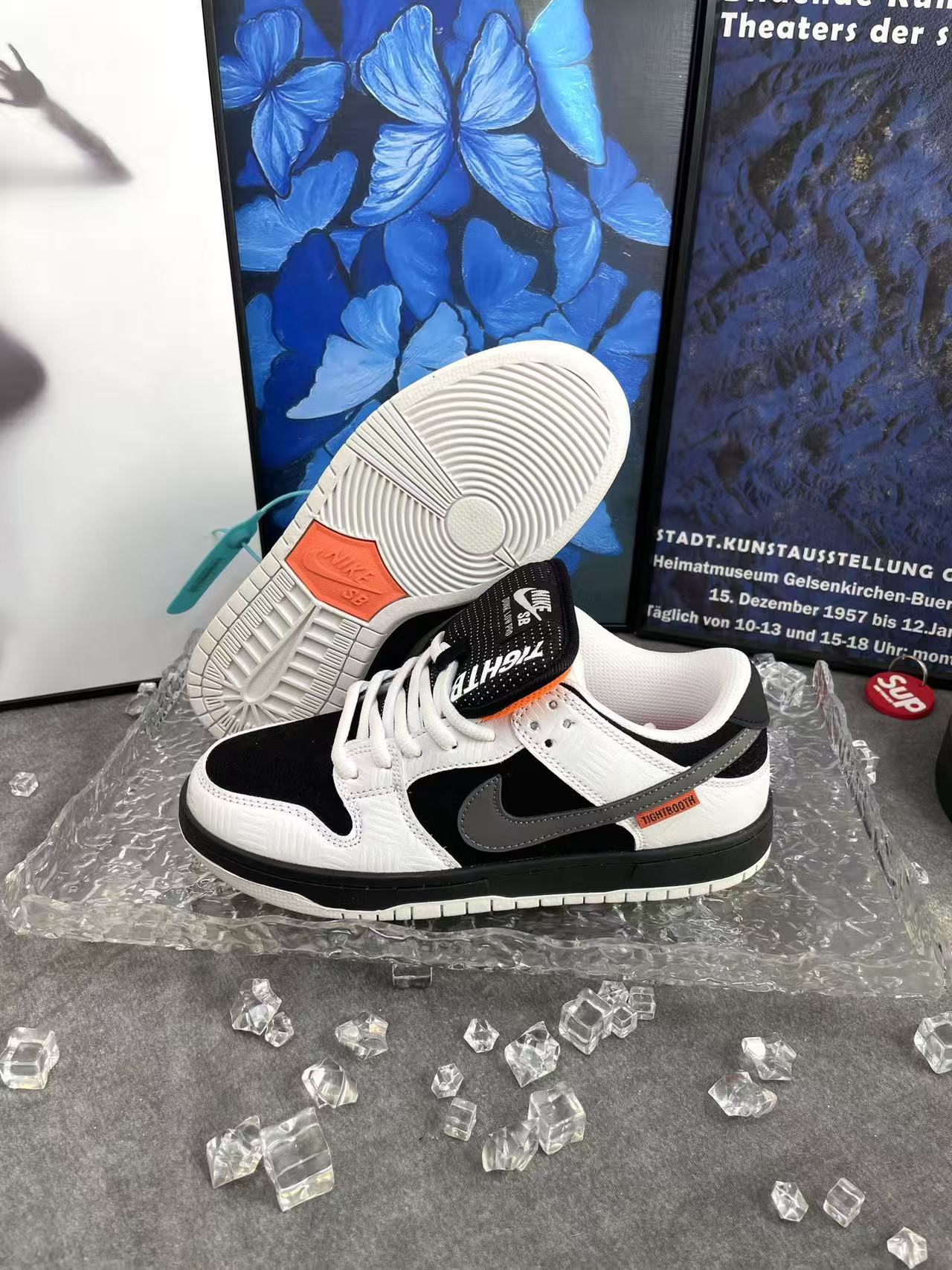 Nike SB Dunk Low 'Reverse Panda' : Un chef-d'œuvre monochrome réinventé.