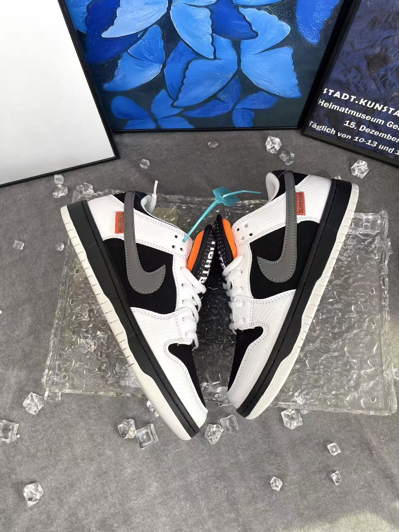 Nike SB Dunk Low 'Reverse Panda' : Un chef-d'œuvre monochrome réinventé.