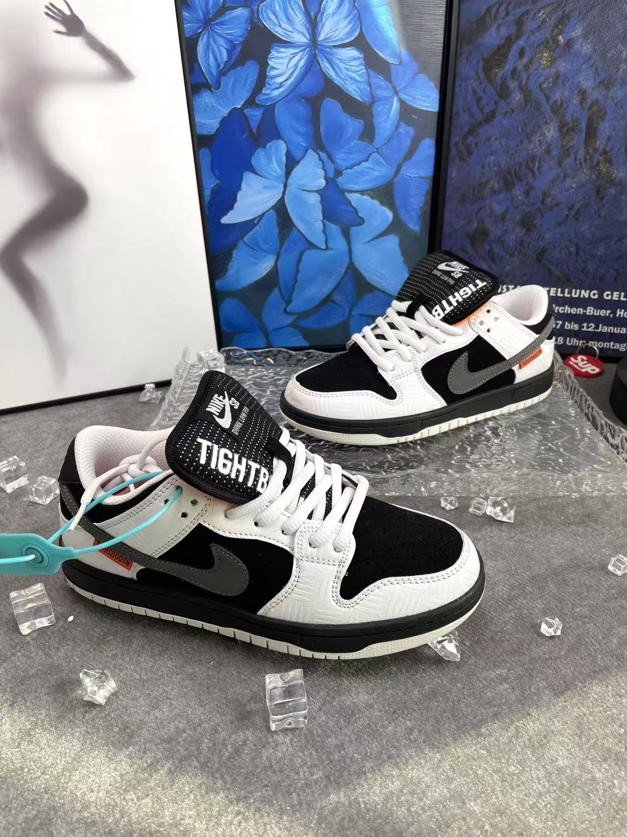 Nike SB Dunk Low 'Reverse Panda' : Un chef-d'œuvre monochrome réinventé.