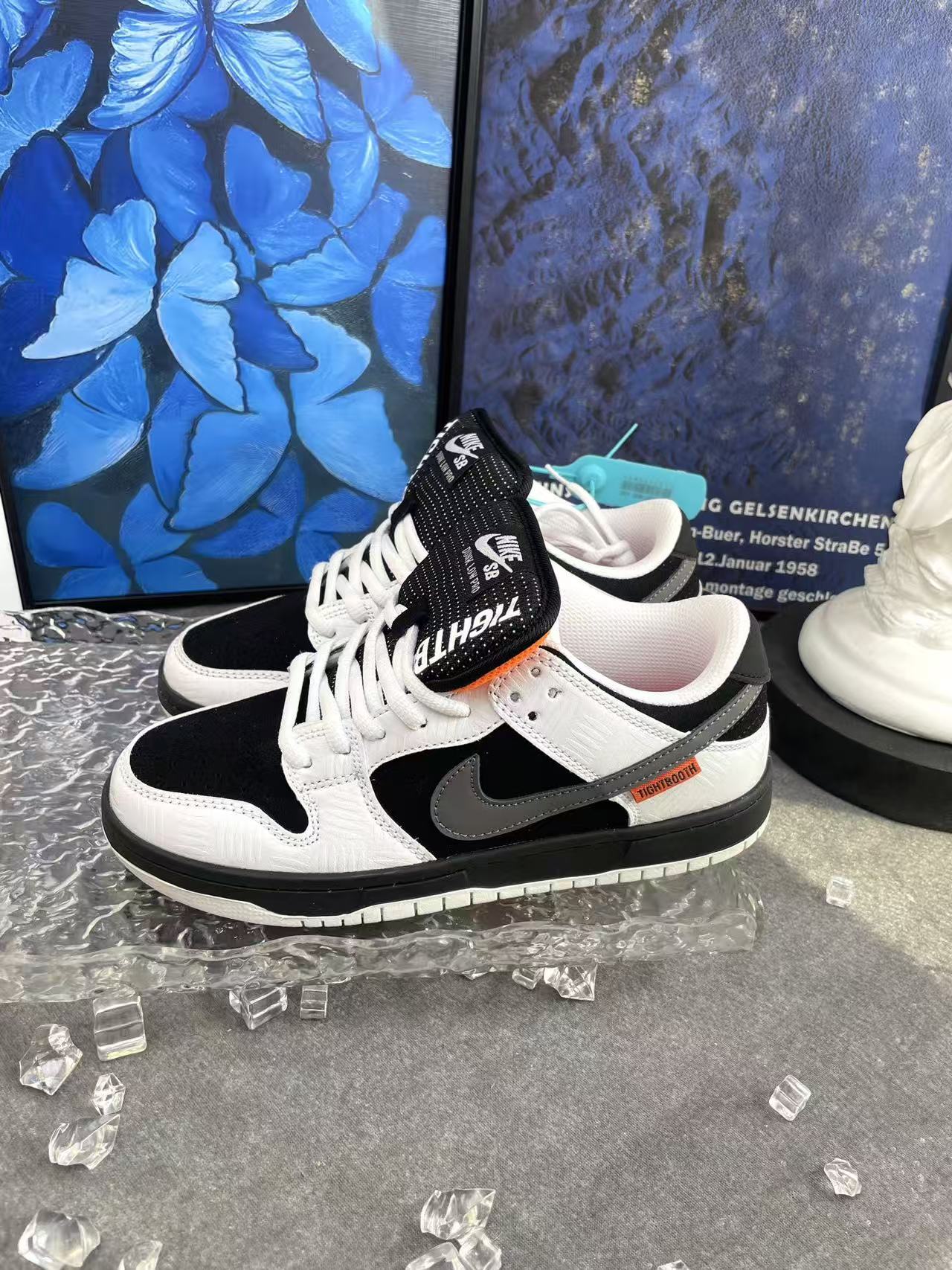 Nike SB Dunk Low 'Reverse Panda' : Un chef-d'œuvre monochrome réinventé.