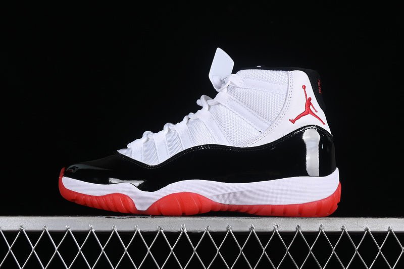 AIR JORDAN 11 RETRO NOIR/BLANC/ROUGE