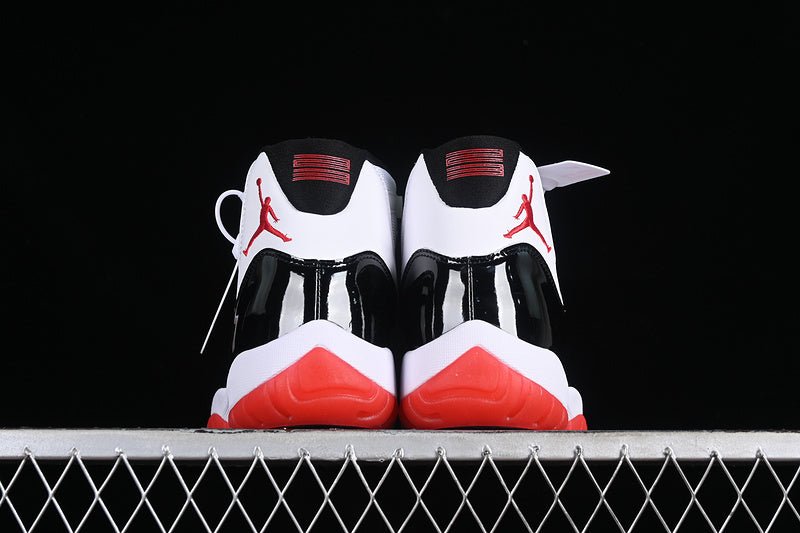 AIR JORDAN 11 RETRO NOIR/BLANC/ROUGE