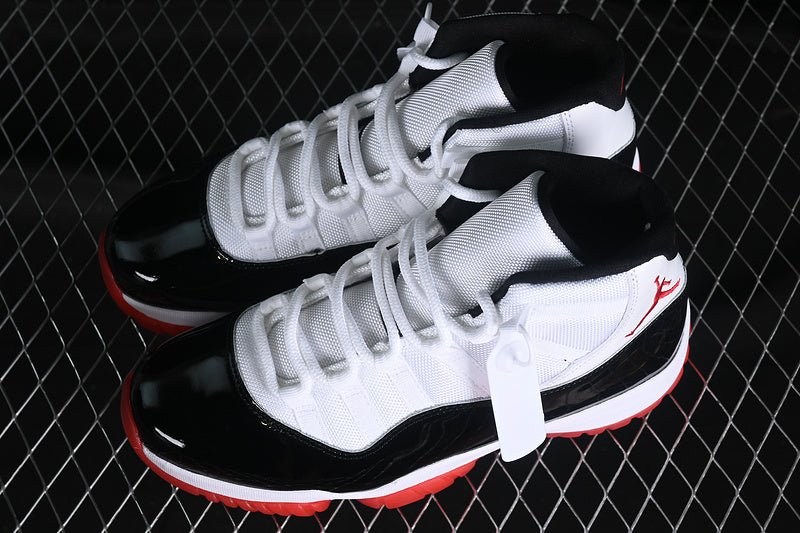 AIR JORDAN 11 RETRO NOIR/BLANC/ROUGE