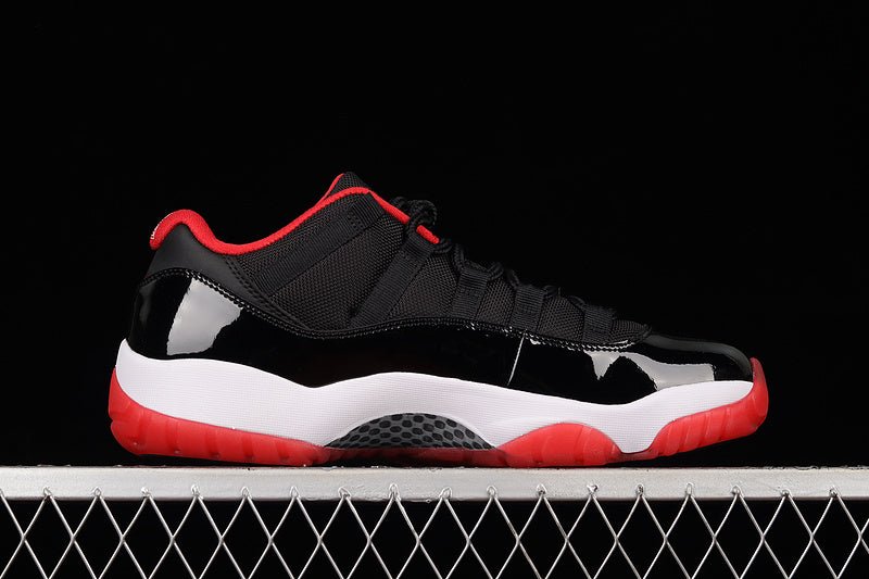AIR JORDAN 11 RETRO LOW BRED NOIR/ROUGE VRAI/BLANC