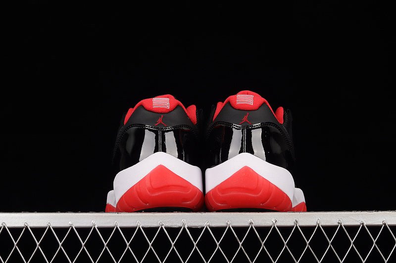 AIR JORDAN 11 RETRO LOW BRED NOIR/ROUGE VRAI/BLANC