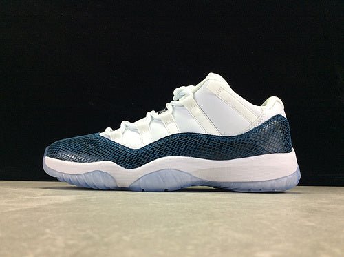 AIR JORDAN 11 RETRO LOW LE SNAKESKIN BLANC/NOIR-MARINE