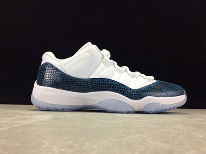 AIR JORDAN 11 RETRO LOW LE SNAKESKIN BLANC/NOIR-MARINE