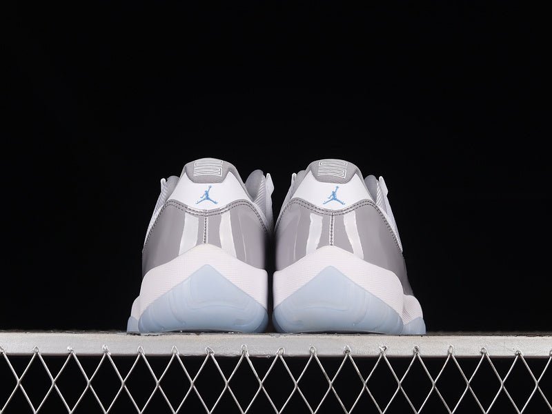 AIR JORDAN 11 RETRO LOW BLANC/BLEU UNIVERSITÉ