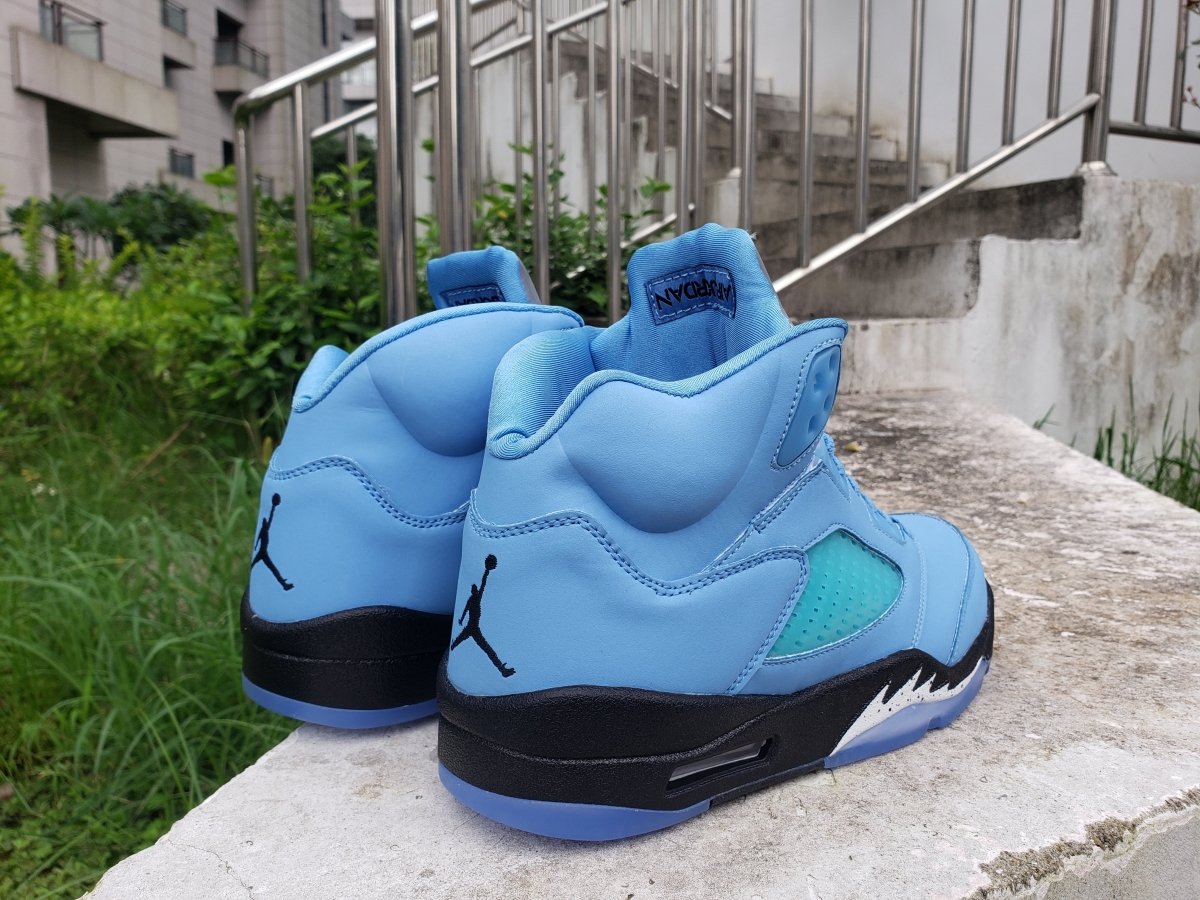 Air Jordan 5 « University Blue »