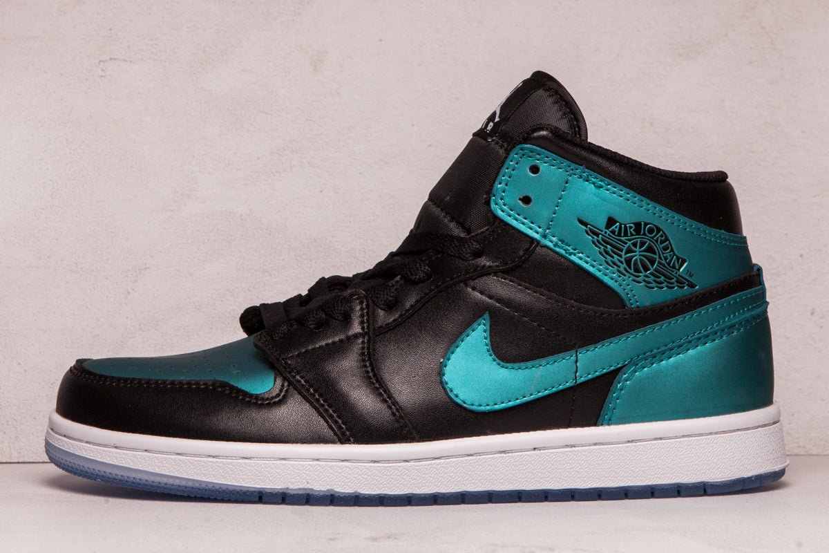 JORDAN 1 MID x NOIR IRIDESCENT 