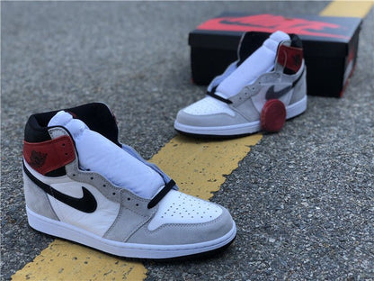 JORDAN 1 RETRO HIGH x GRIS FUMÉ CLAIR 