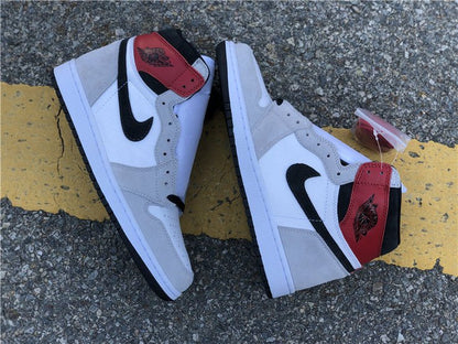 JORDAN 1 RETRO HIGH x GRIS FUMÉ CLAIR 