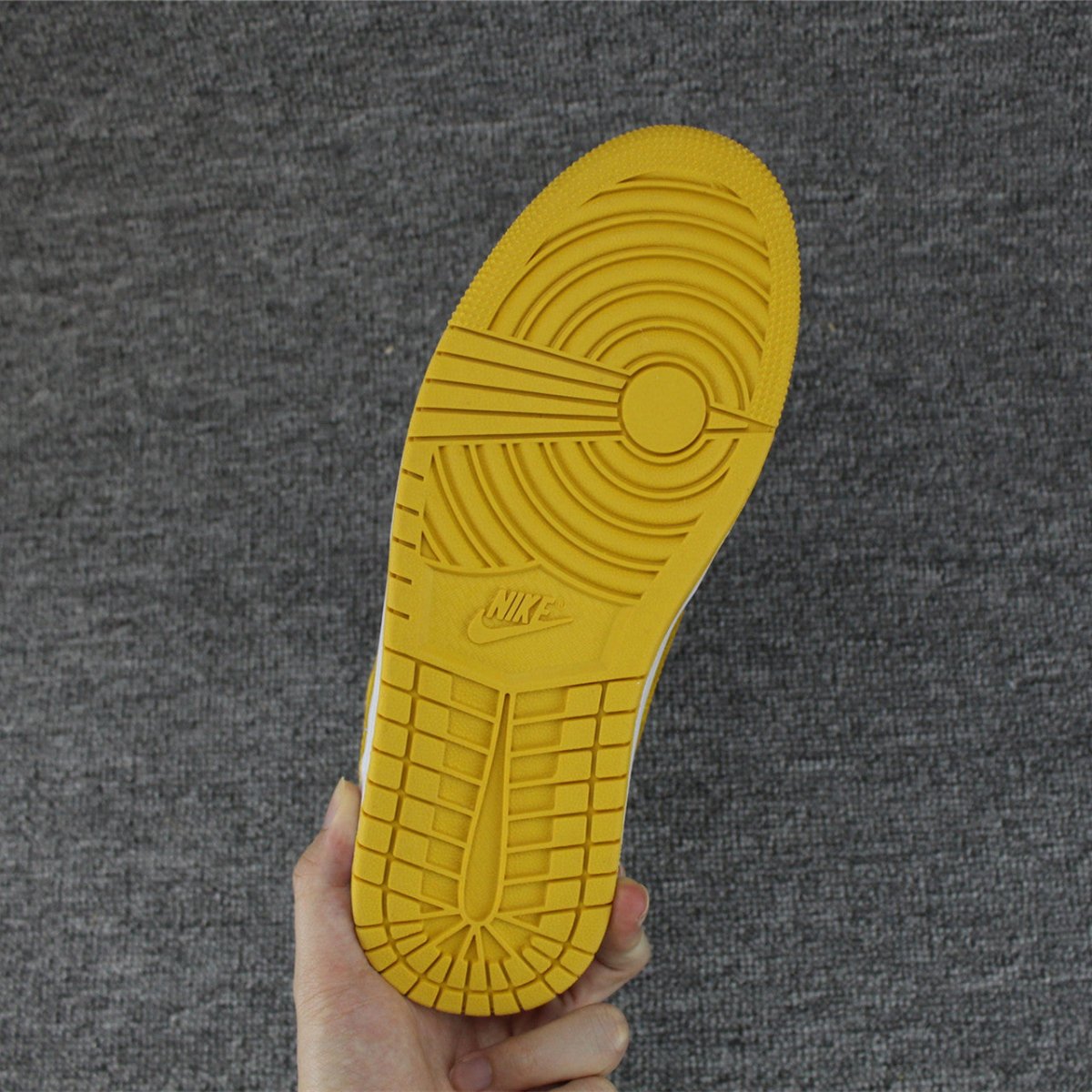 JORDAN 1 RETRO HIGH x OCRÈME JAUNE 