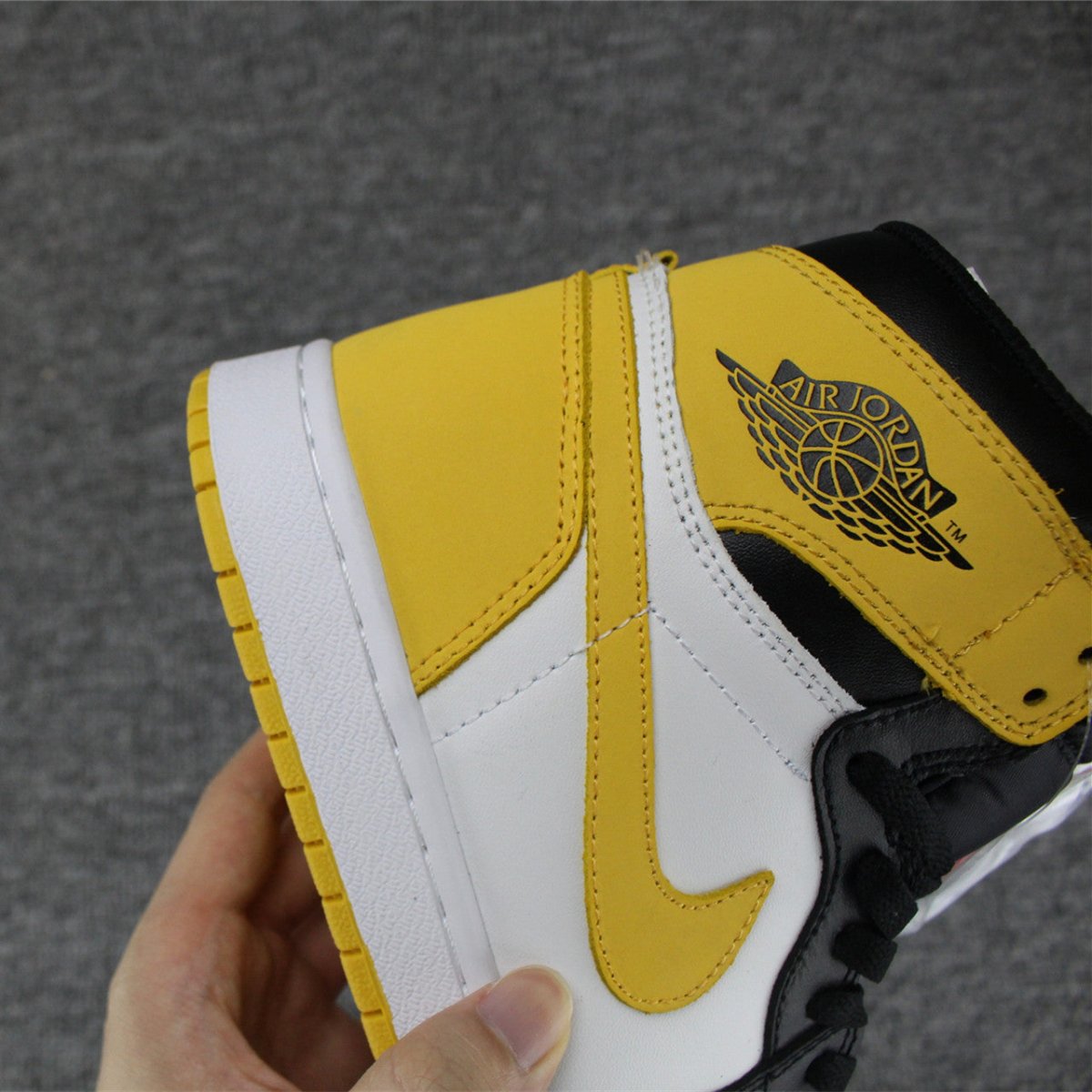 JORDAN 1 RETRO HIGH x OCRÈME JAUNE 
