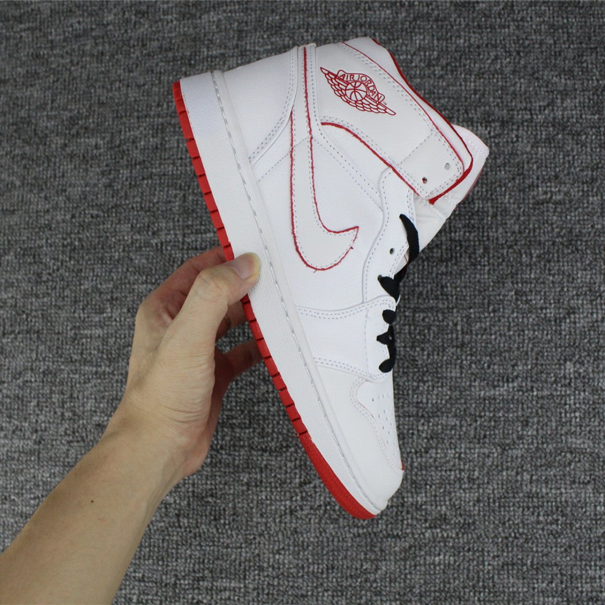 JORDAN 1 RETRO MID x BLANC ROUGE GYM NOIR 