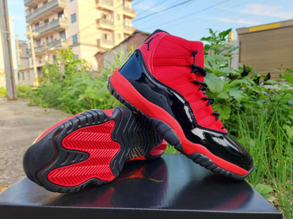 JORDAN 11 Noir et Rouge