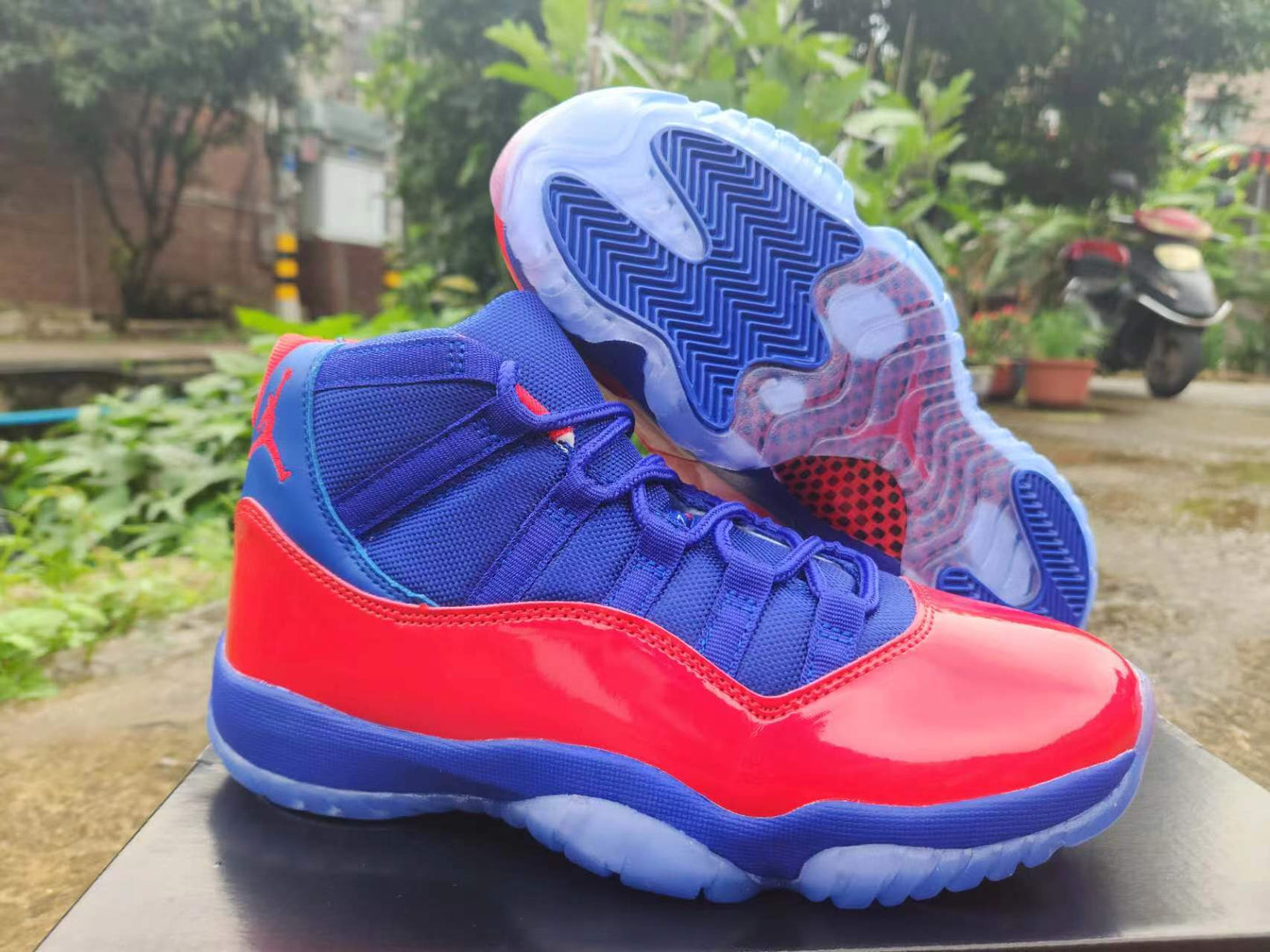 JORDAN 11 Bleu et Rouge