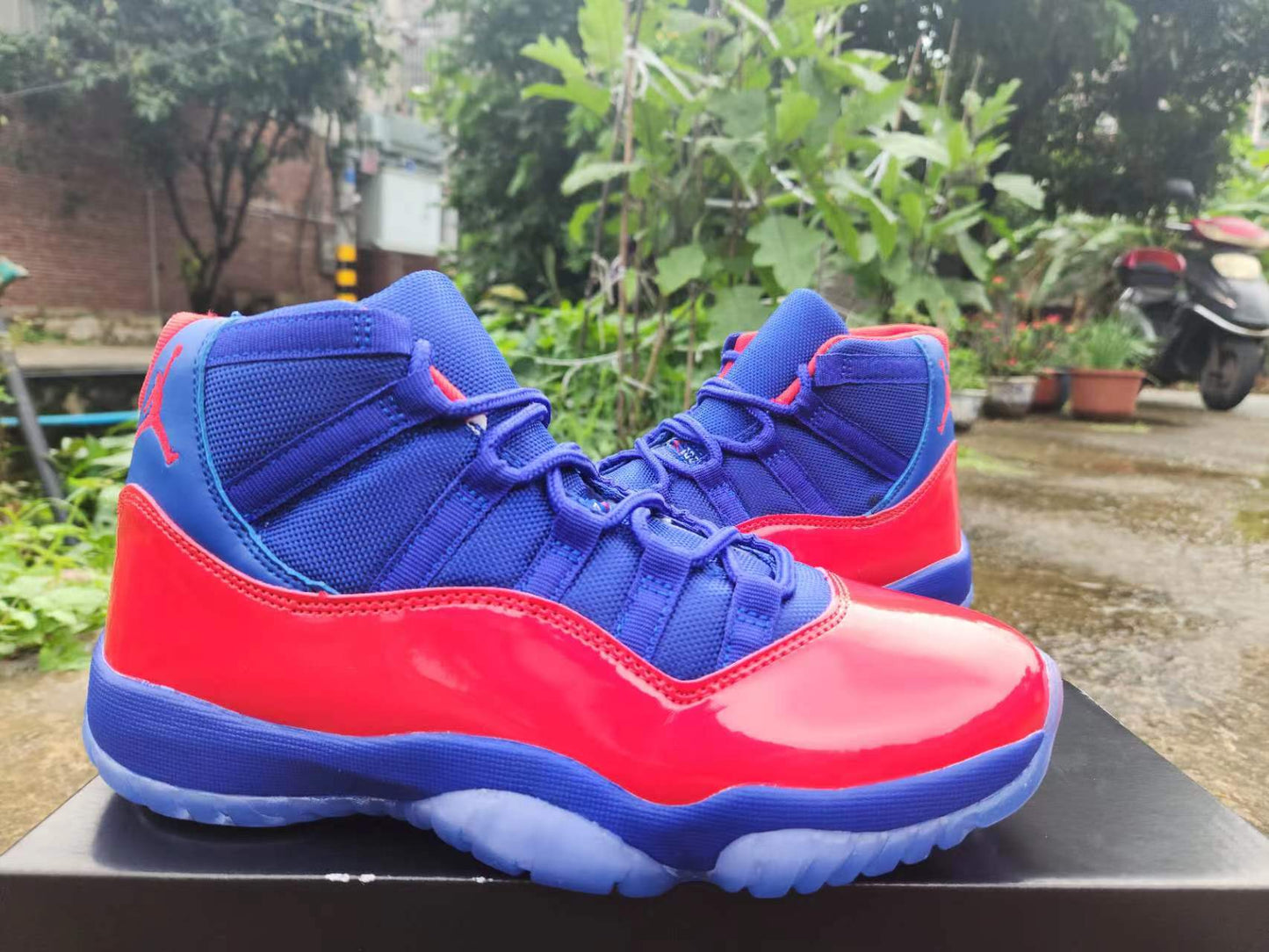 JORDAN 11 Bleu et Rouge