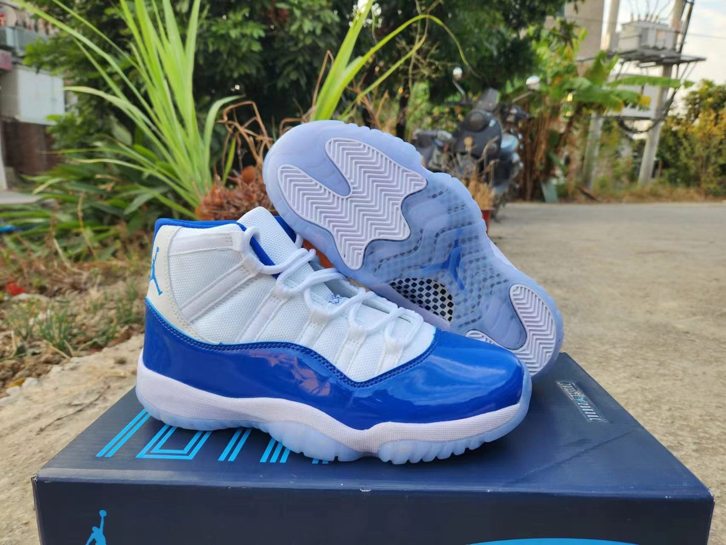 JORDAN 11 Bleu et Blanc