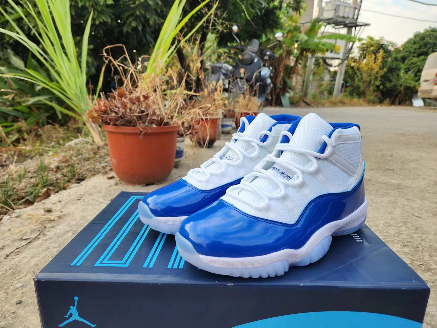 JORDAN 11 Bleu et Blanc