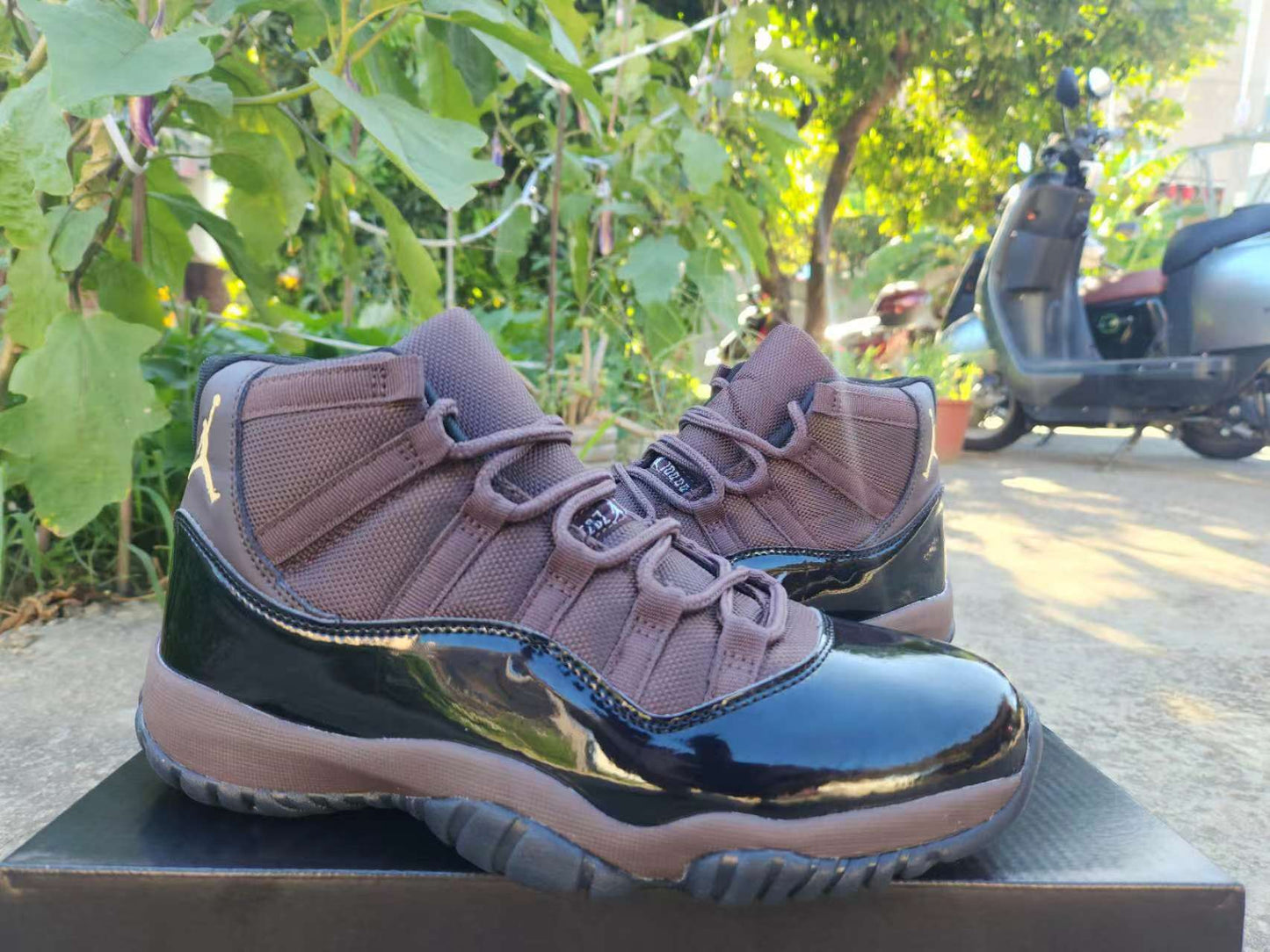 JORDAN 11 Marron