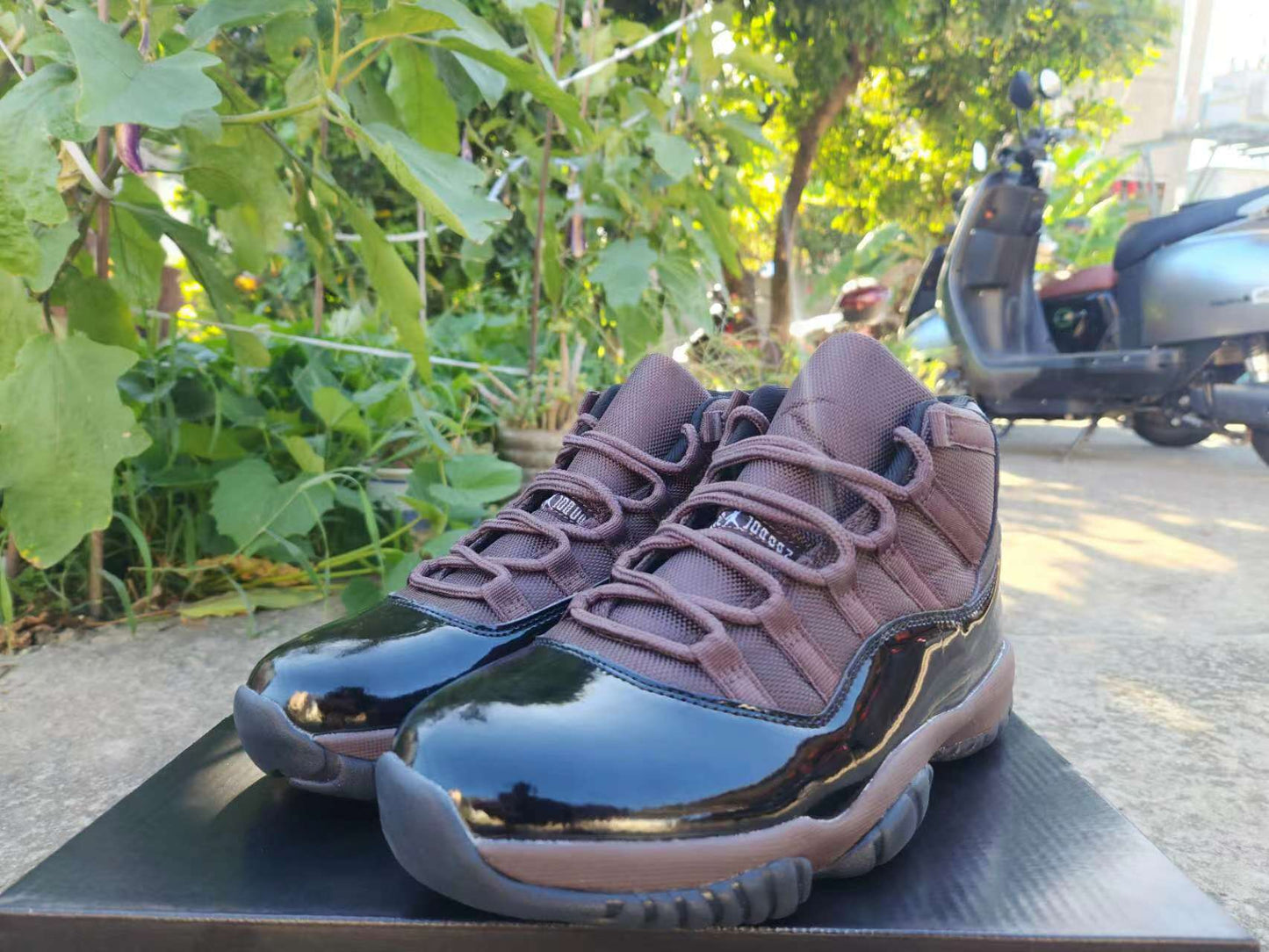 JORDAN 11 Marron