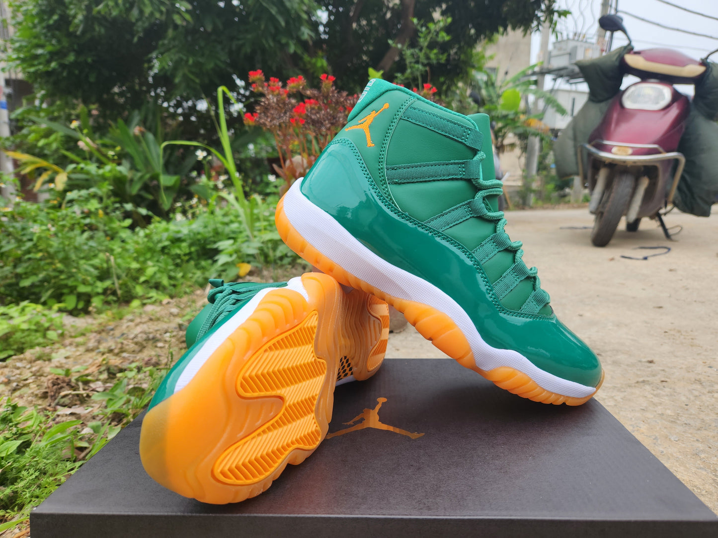 JORDAN 11 Vert et Orange