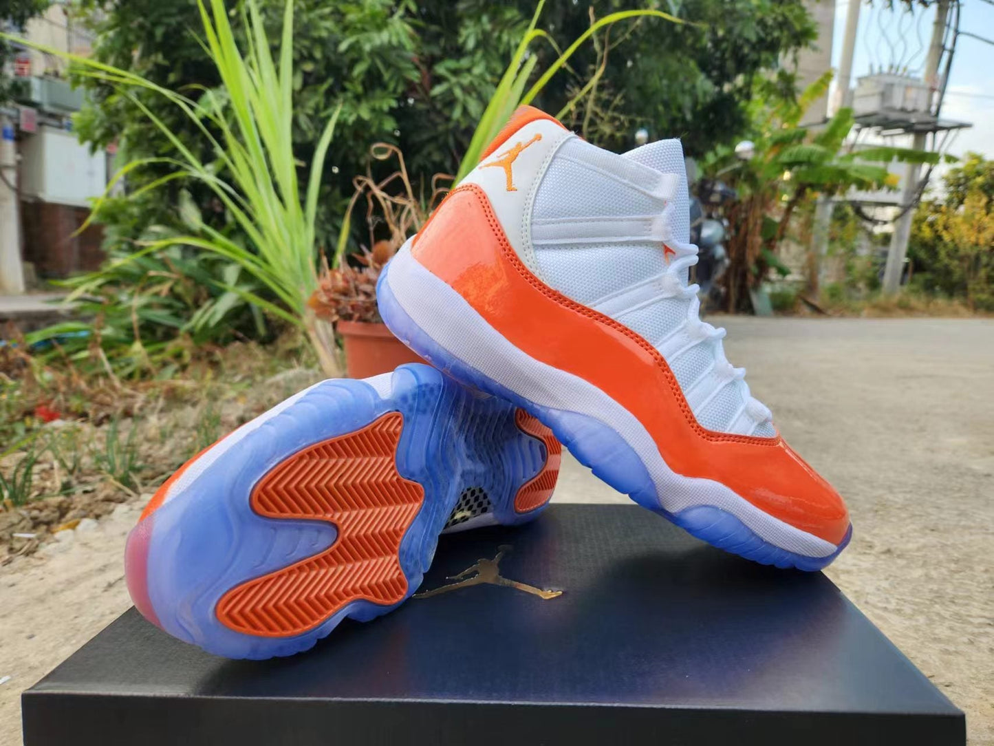 JORDAN 11 Orange et Blanc