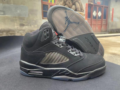 Jordan 5 entièrement noires 