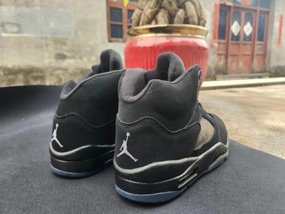 Jordan 5 entièrement noires 