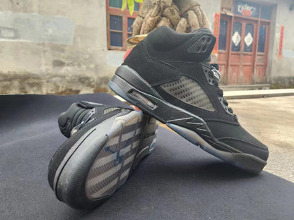 Jordan 5 entièrement noires 