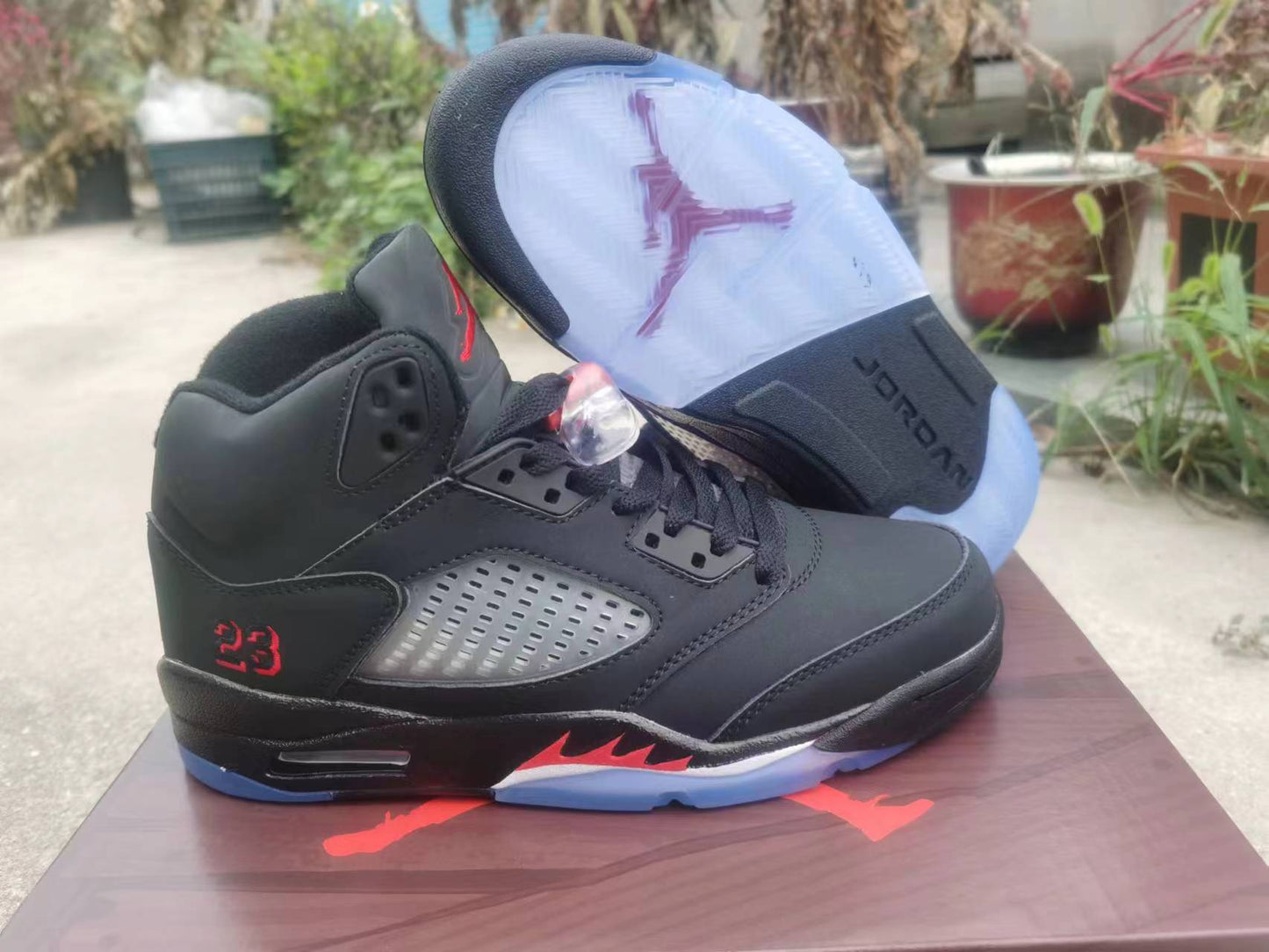 Jordan 5 Noir et Rouge 