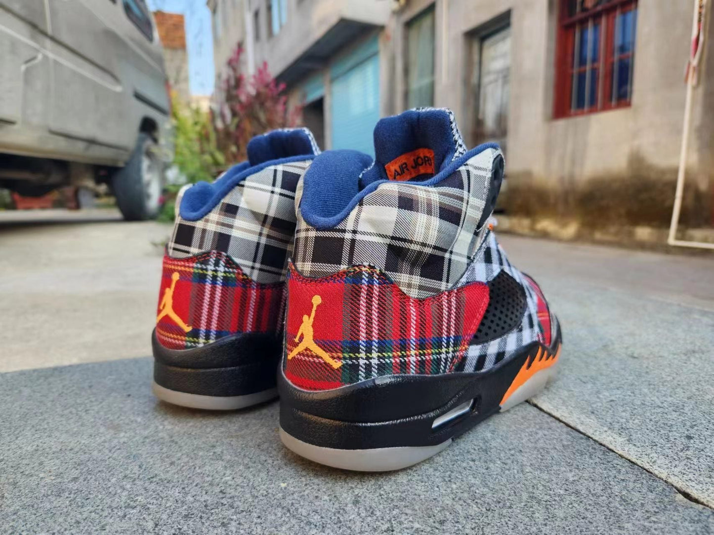 Jordan 5 à carreaux audacieux multicolores