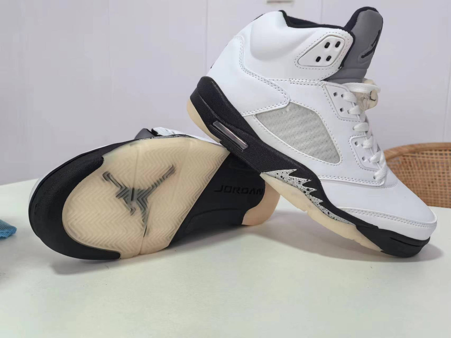 JORDAN 5 RETRO BLANC/NOIR 