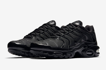 NIKE AIR MAX PLUS x TRIPLE BLACK