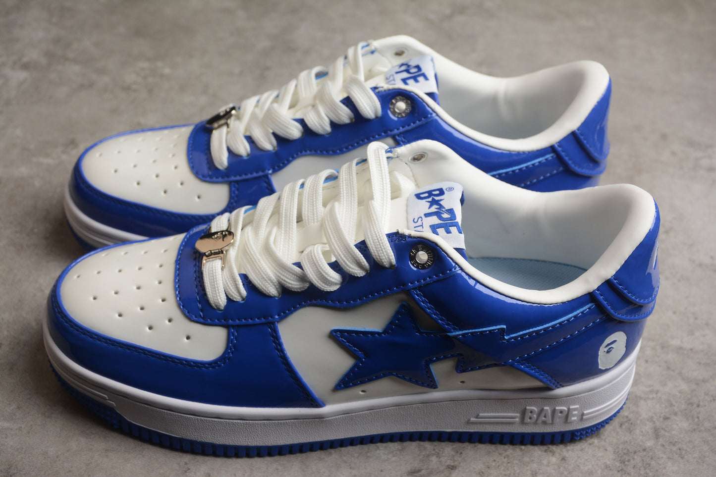 Baskets basses BAPE STA en cuir verni bleu et blanc
