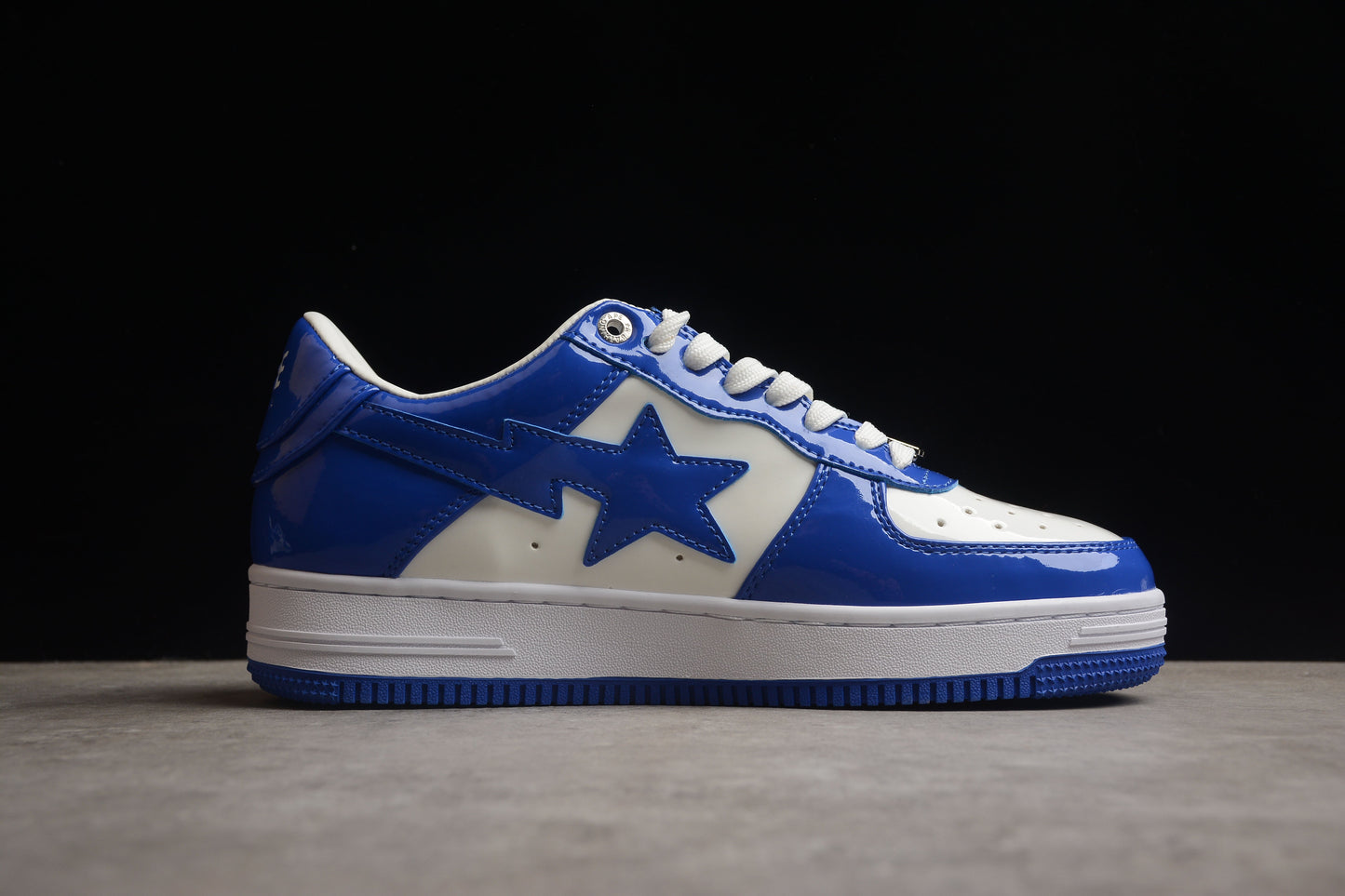 Baskets basses BAPE STA en cuir verni bleu et blanc