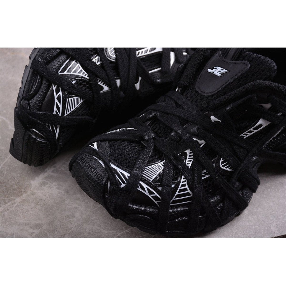 BALENCIAGA 3XL x NOIR BLANC