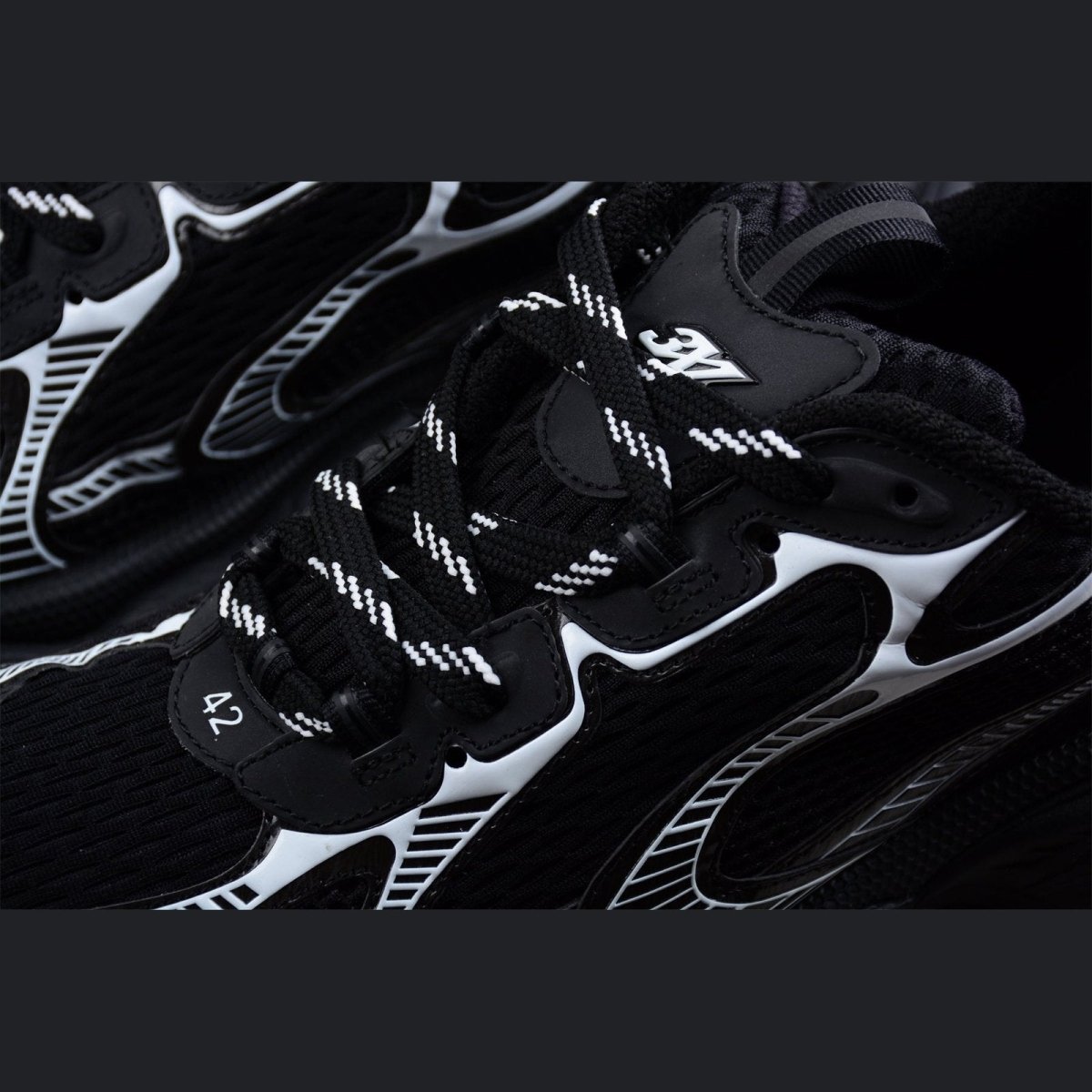 BALENCIAGA 3XL x NOIR BLANC