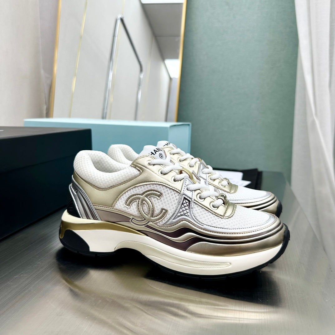Baskets Chanel CC Runners blanches et dorées