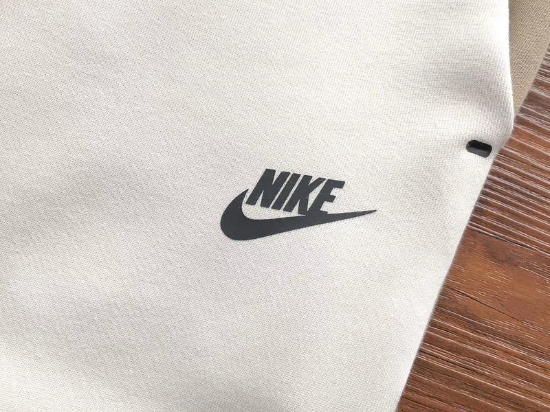 Pantalon en polaire technique Nike x Bois de santal/Blanc os clair