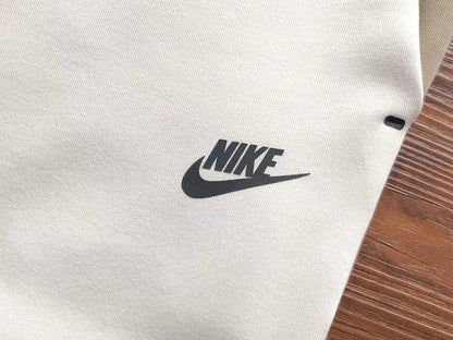 Pantalon en polaire technique Nike x Bois de santal/Blanc os clair