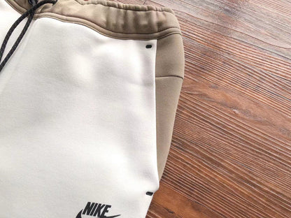 Pantalon en polaire technique Nike x Bois de santal/Blanc os clair