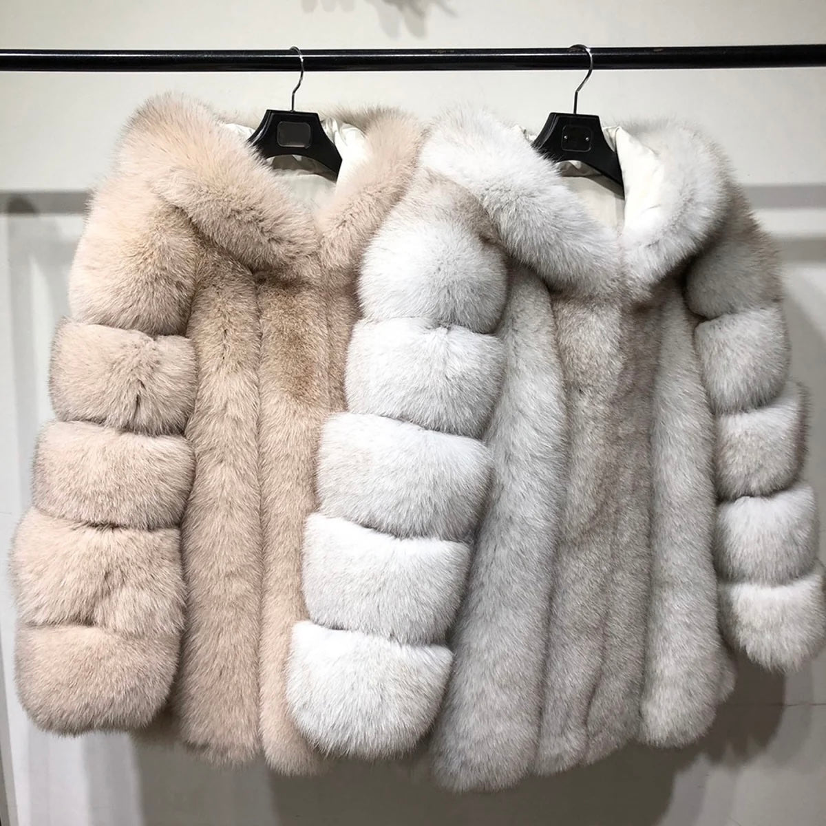 MANTEAU LONG À CAPUCHE ET RANGÉES DROITES