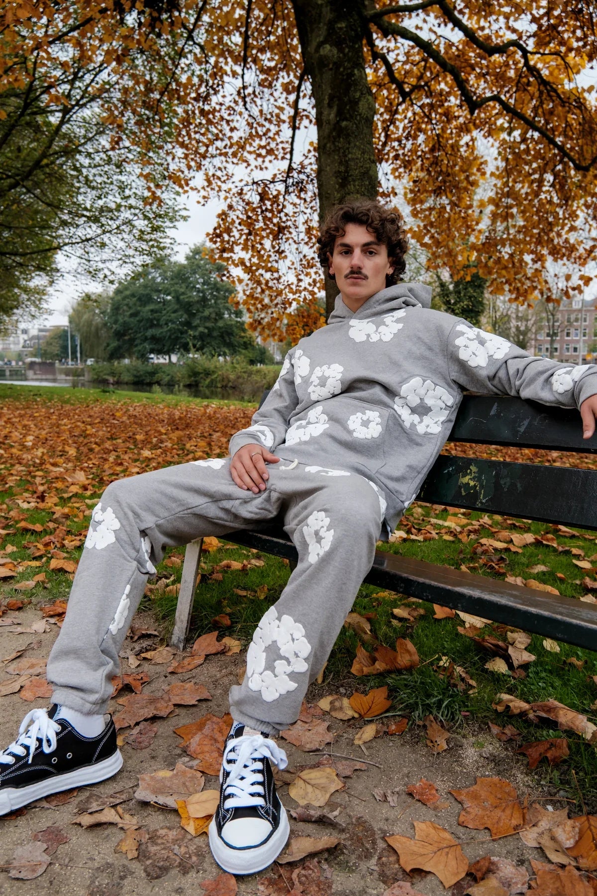 PANTALON DE SURVÊTEMENT GRIS À COURONNE DE COTON EN JEAN DÉCHIRÉ