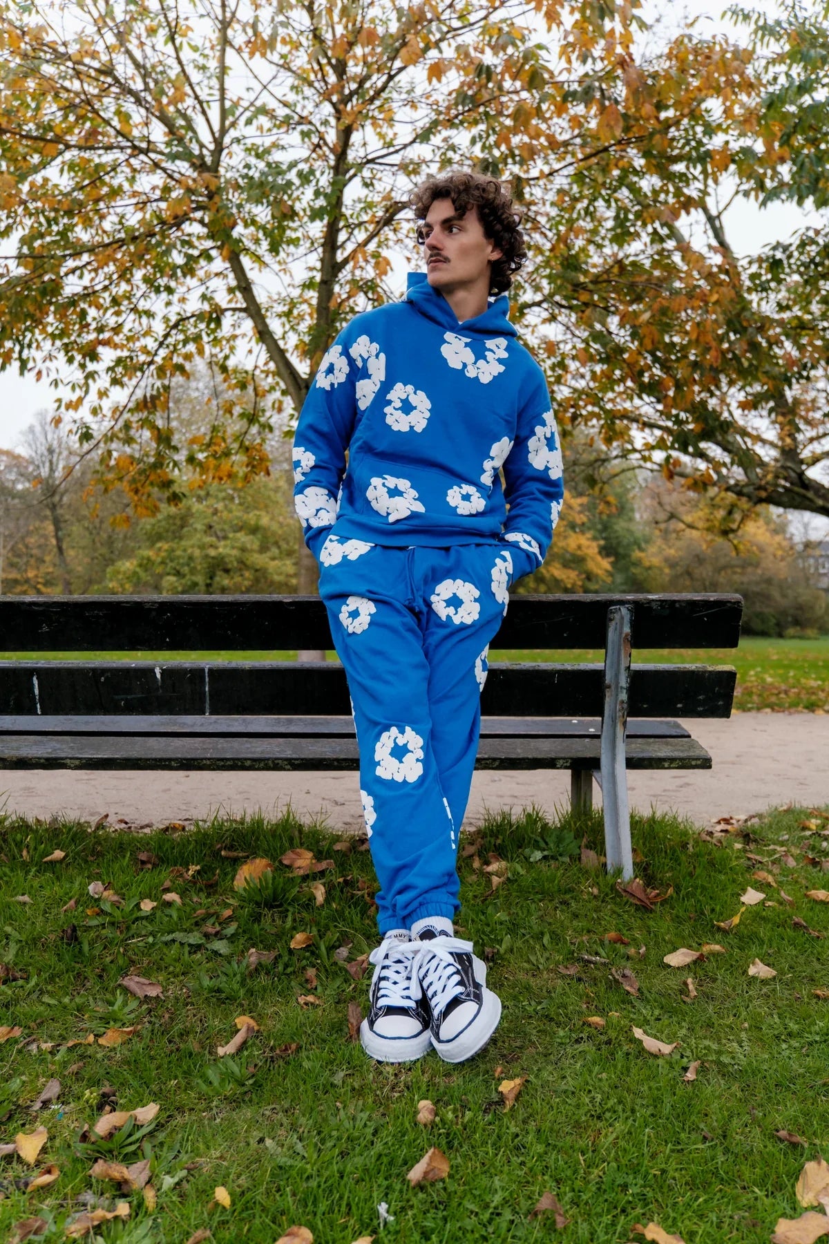 Pantalon de survêtement bleu royal déchiré à la couronne de coton