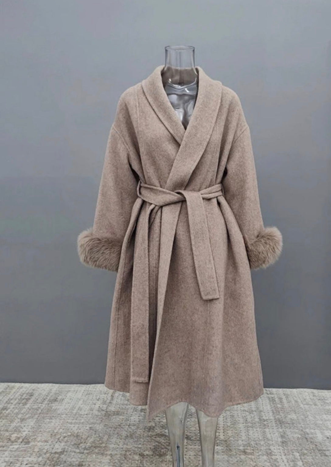 Manteau long en fourrure taupe
